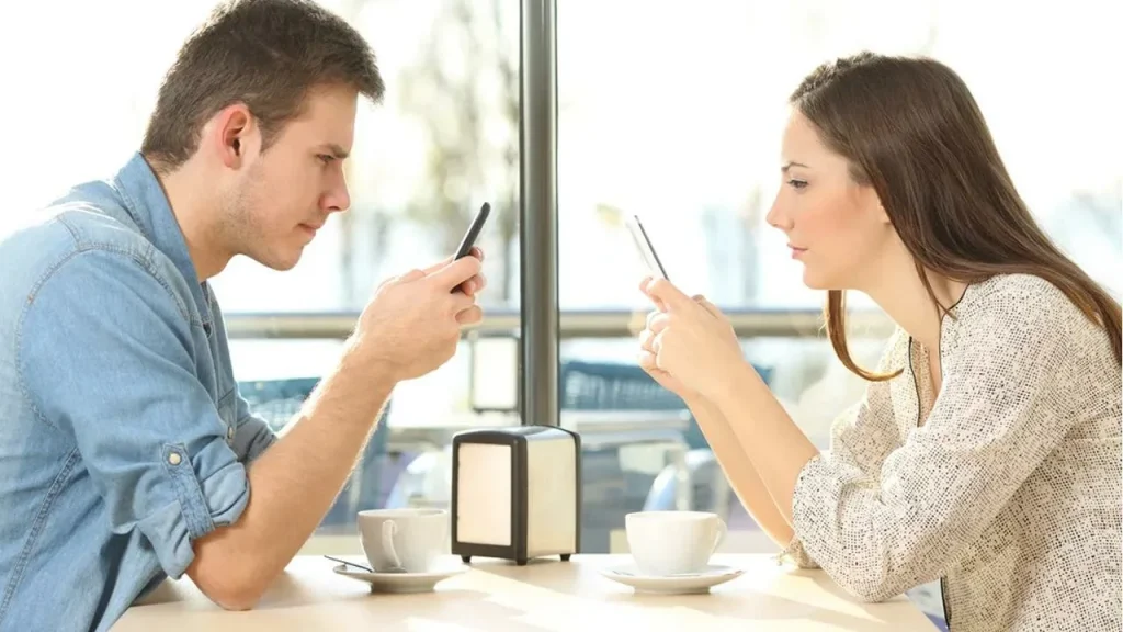 Když někdo prohlíží smartphone a nevěnuje vám pozornost, řekněte tato slova. Díky nim vás konečně uslyší