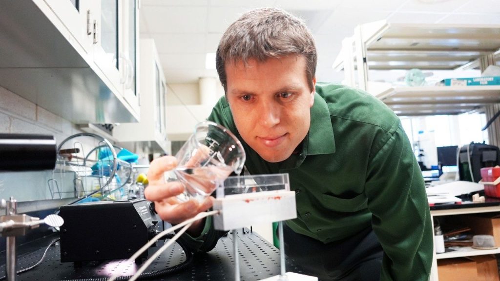 Inženýři z Virginské technologické univerzity vyvíjejí samopravitelné a recyklovatelné elektronické desky pro boj s 62 miliony tun elektronického odpadu