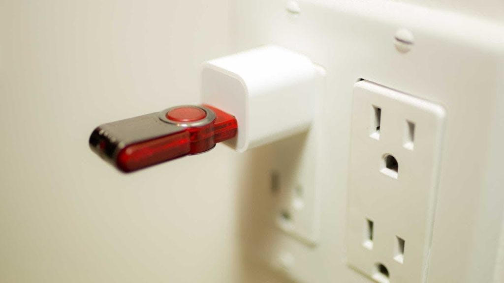 Co se stane, když připojíte USB flash disk k nabíječce mobilního telefonu: vyzkoušel jsem to a stalo se toto