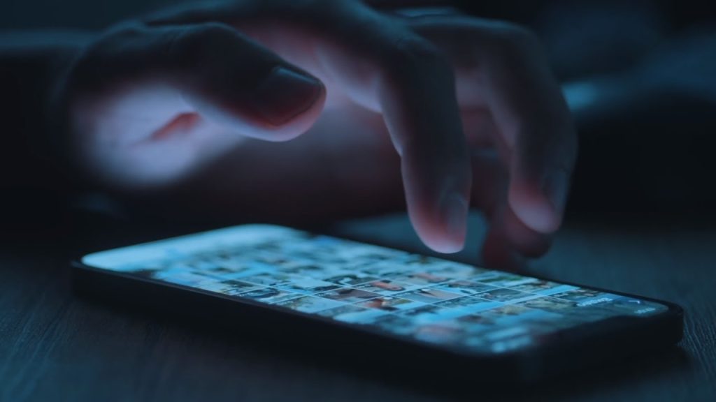 Když někdo prohlíží smartphone a nevěnuje vám pozornost, řekněte tato slova. Díky nim vás konečně uslyší