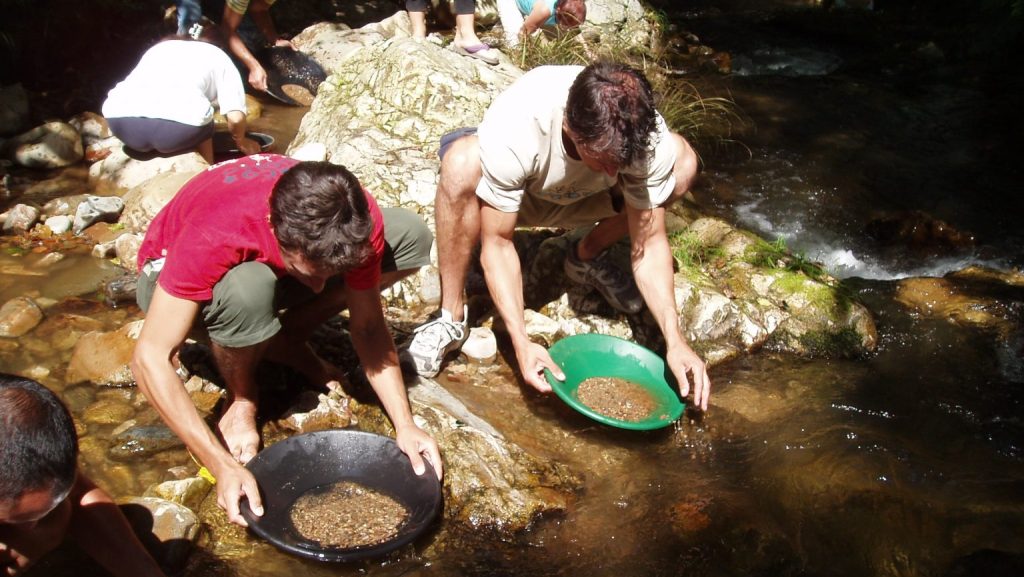 Ve vodě řeky v této vesnici stále tečou tuny zlata: tento drahý kov zde každoročně hledají tisíce turistů