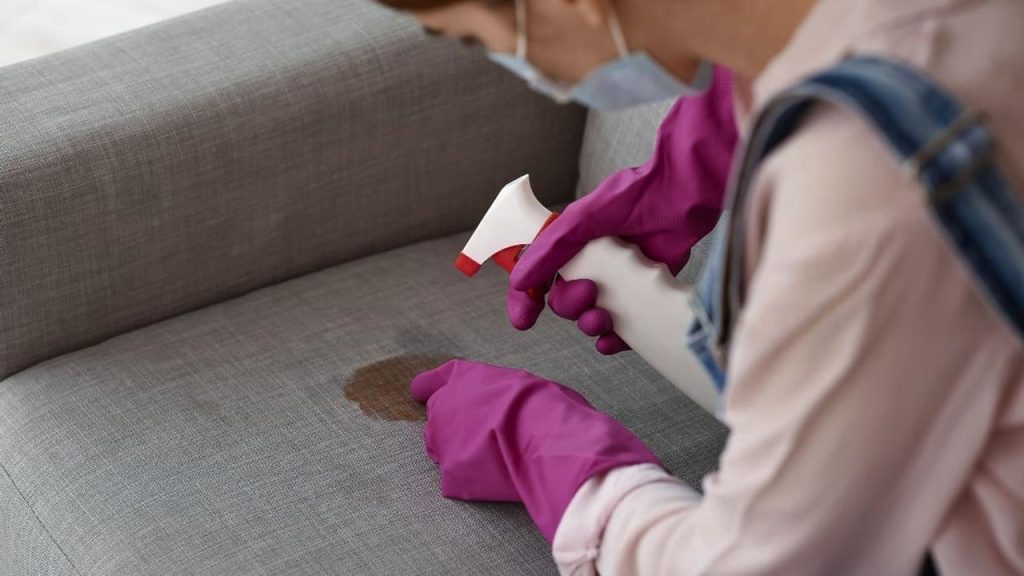 Skvrny nebo nečistoty na látkové pohovce? Zde jsou nejlepší tipy, jak ji snadno (a rychle) vyčistit