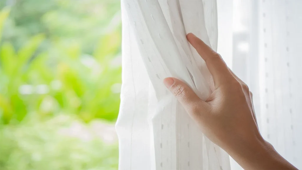 Expert na pořádek a úklid: „Tady jsou nejlepší triky na praní domácích záclon a jejich snadné zavěšení.“