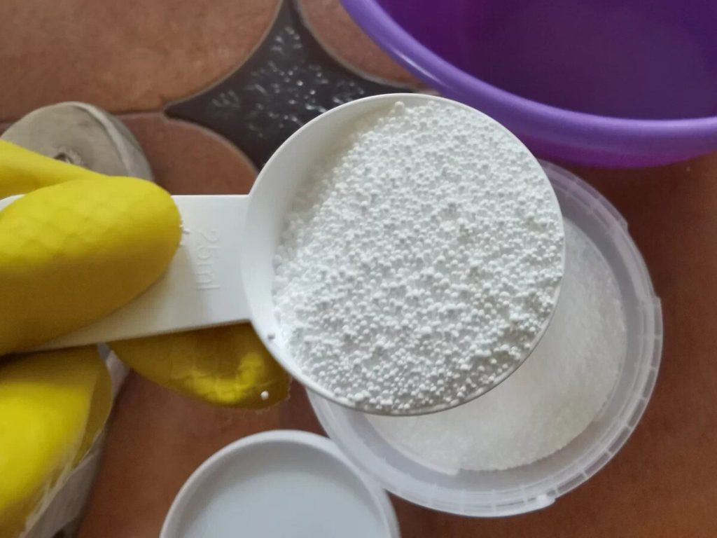 Dno toaletní mísy je vždy bílé, stačí jedna lžíce tohoto prostředku