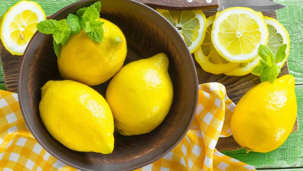 Ohřívání citronů v mikrovlnné troubě: proč se to doporučuje a jak je to užitečné