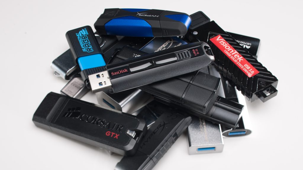 Co se stane, když připojíte USB flash disk k nabíječce mobilního telefonu: vyzkoušel jsem to a stalo se toto
