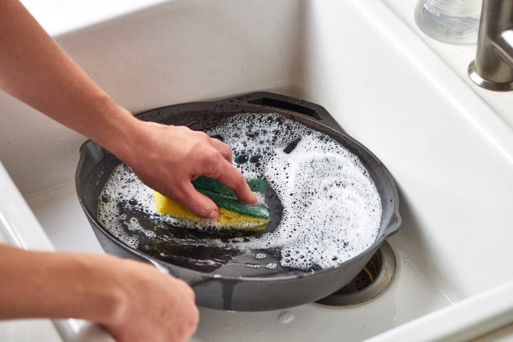 Bez saponátu, bez hydrogenuhličitanu: jak snadno a bez poškození odstranit tuk z pánve